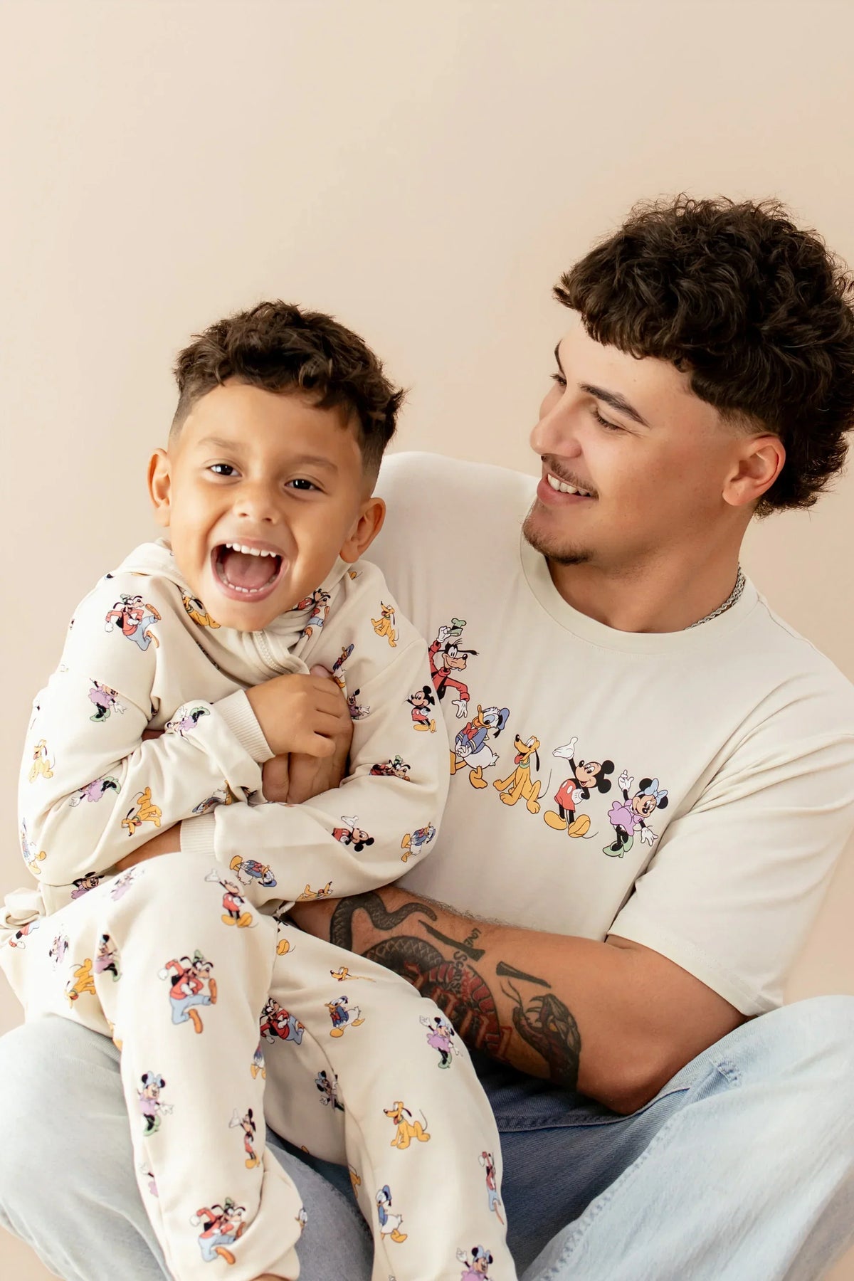Men's Crew Neck Tee in Mickey and Friends on Ecru